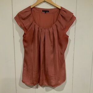 Violet & Claire Sleeveless Blouse - Ruffled Shoulder Pleated Scoop Neck - Pink M